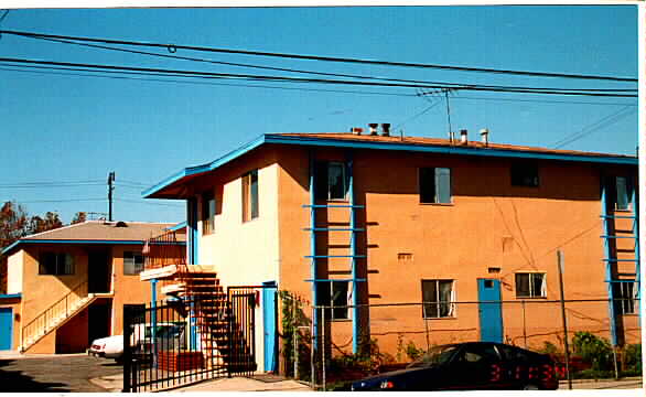 10209-10211 S Inglewood Ave in Inglewood, CA - Building Photo