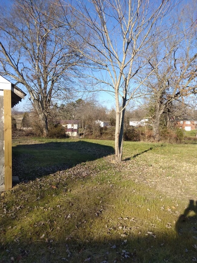 7695 E Andrew Johnson Hwy in Whitesburg, TN - Building Photo - Building Photo