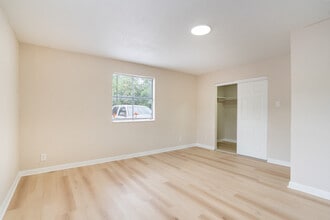 Courtyard Estates in Beaumont, TX - Foto de edificio - Interior Photo