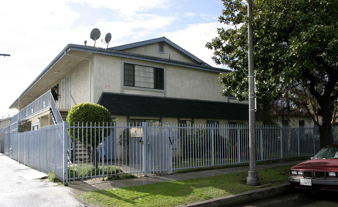 5230 Arbor Vitae St in Los Angeles, CA - Foto de edificio