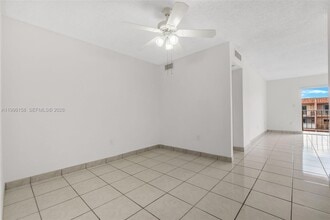 6130 W 19th Ave in Hialeah, FL - Foto de edificio - Building Photo