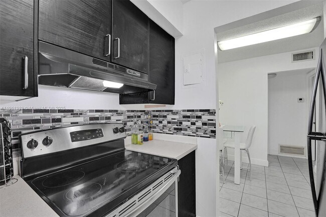 3530 NW 43rd Ave in Lauderdale Lakes, FL - Building Photo - Building Photo