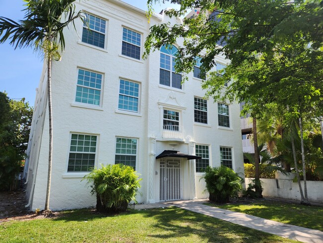 Antiquera Apartments at Coral Gables in Coral Gables, FL - Foto de edificio - Building Photo