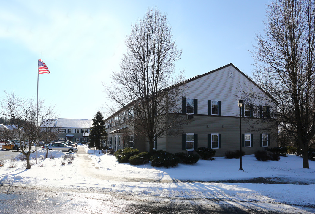 Wilton Commons in Gansevoort, NY - Foto de edificio