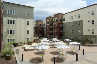 University House Denver in Denver, CO - Foto de edificio - Building Photo