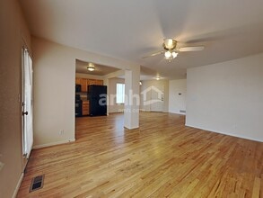 582 W 91st Dr in Thornton, CO - Foto de edificio - Building Photo