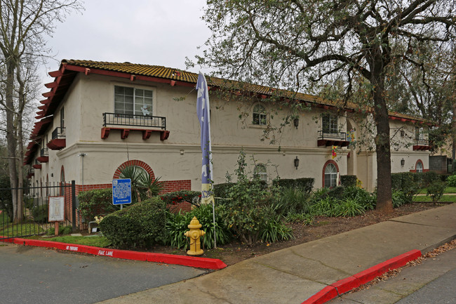 Governor's Plaza Apartments in Carmichael, CA - Foto de edificio - Building Photo