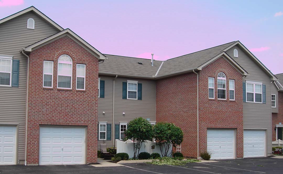 Hidden Springs Condominiums in Lewis Center, OH - Foto de edificio