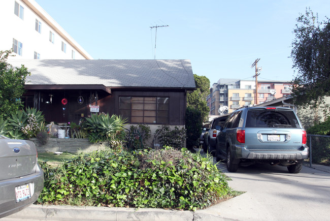 Santa Fe Apartments in North Hollywood, CA - Foto de edificio - Building Photo