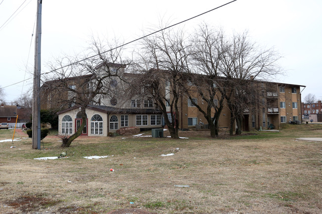 Holabird Manor in Dundalk, MD - Foto de edificio - Building Photo