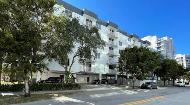 126 SW 17th Rd in Miami, FL - Building Photo - Building Photo