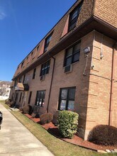 37 N End Dr in Secaucus, NJ - Building Photo - Building Photo