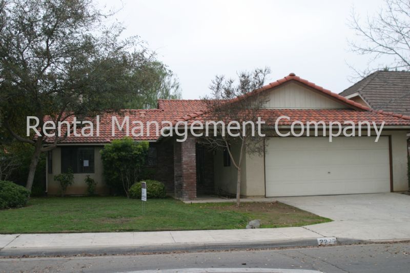 2222 E Jon Dr in Fresno, CA - Foto de edificio