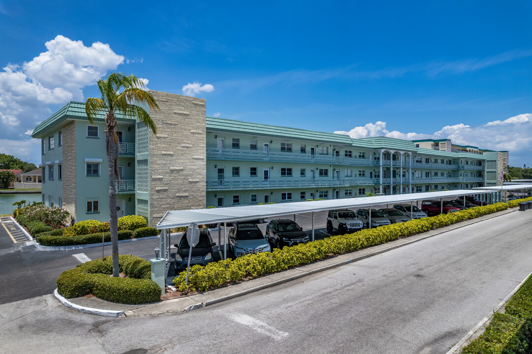 Fairfax House in Gulfport, FL - Building Photo