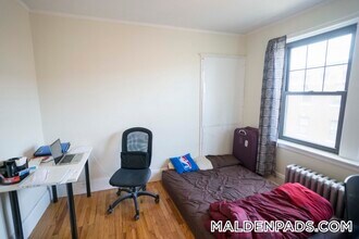 349 Pleasant St in Malden, MA - Foto de edificio - Building Photo