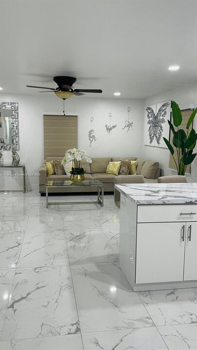 72 NW 171st St in North Miami Beach, FL - Foto de edificio