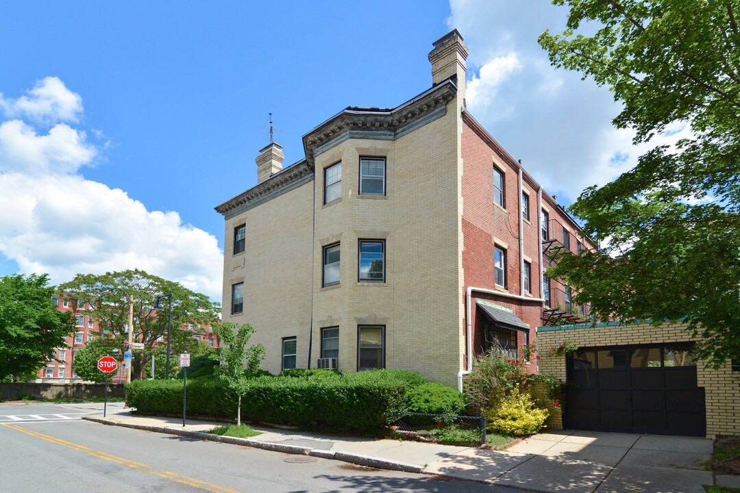 922 Beacon St, Unit 3 in Boston, MA - Building Photo