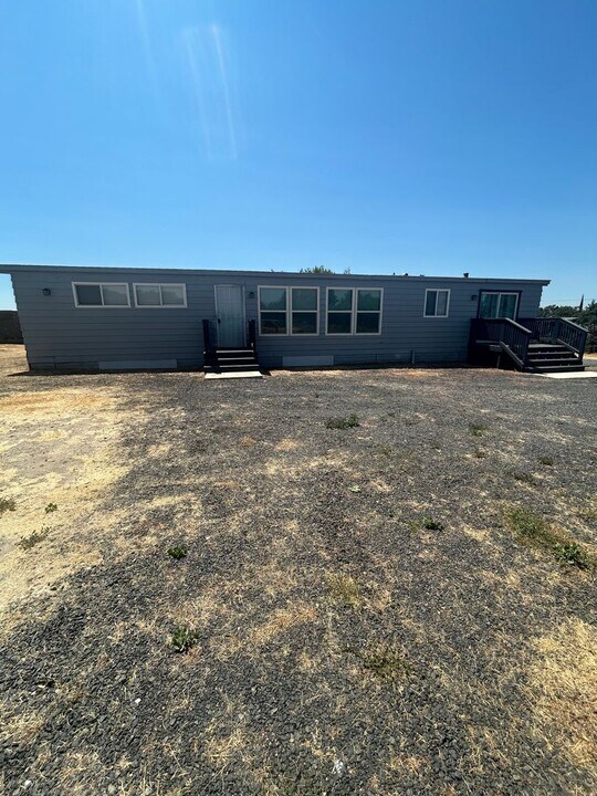 12430 Lancaster Rd in Oakdale, CA - Building Photo