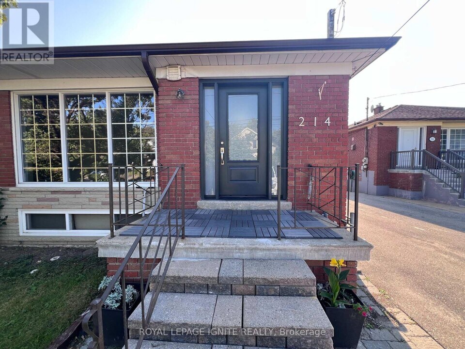 214 Rosemount Ave in Toronto, ON - Building Photo