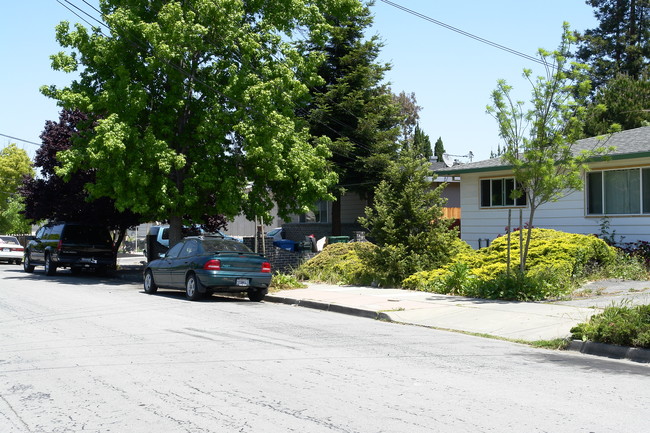 1016-1018 Jones Ct in Redwood City, CA - Foto de edificio - Building Photo