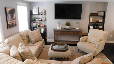 215 Bolton St, Unit 1 in Boston, MA - Foto de edificio - Building Photo