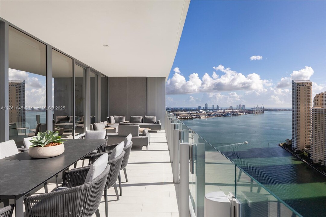 300 Biscayne Boulevard Way, Unit 2802 in Miami, FL - Building Photo