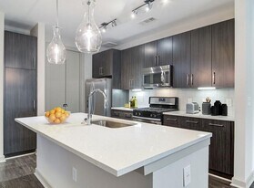 2144 Peachtree Rd in Atlanta, GA - Building Photo