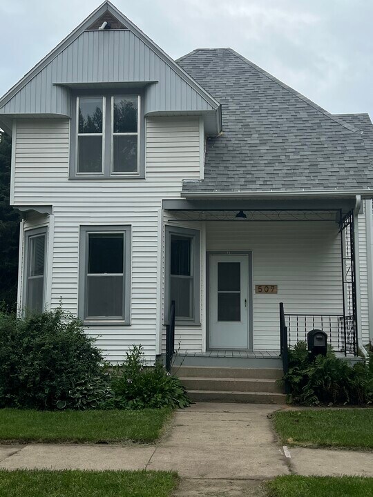 507 Center Ave in Decorah, IA - Building Photo