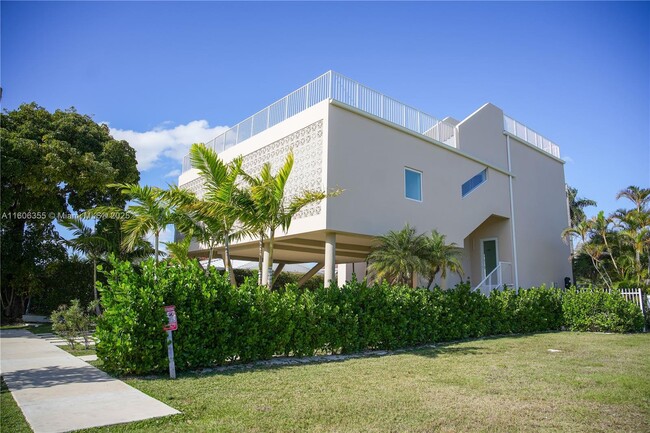 1065 NE Little River Dr in Miami, FL - Foto de edificio - Building Photo