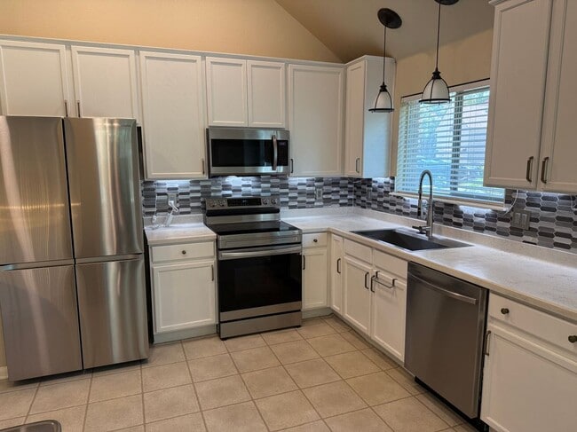 8711 Laurel Canyon Dr in Universal City, TX - Building Photo - Building Photo