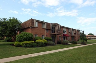 Racquet Club South in Levittown, PA - Building Photo