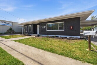 302 W San Antonio St in San Marcos, TX - Building Photo - Building Photo