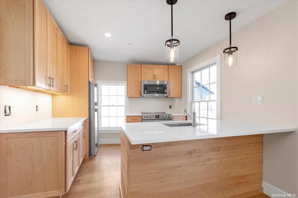 108 South St in Oyster Bay, NY - Building Photo