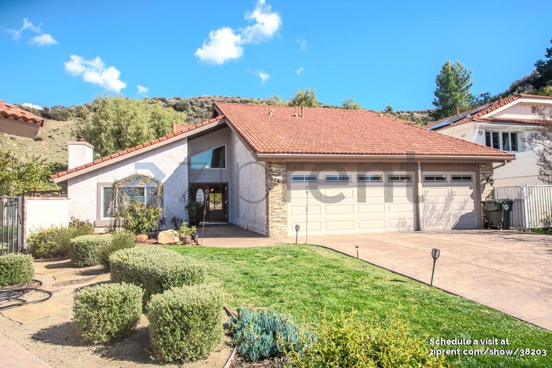21101 Mill Ridge Dr in Santa Clarita, CA - Foto de edificio