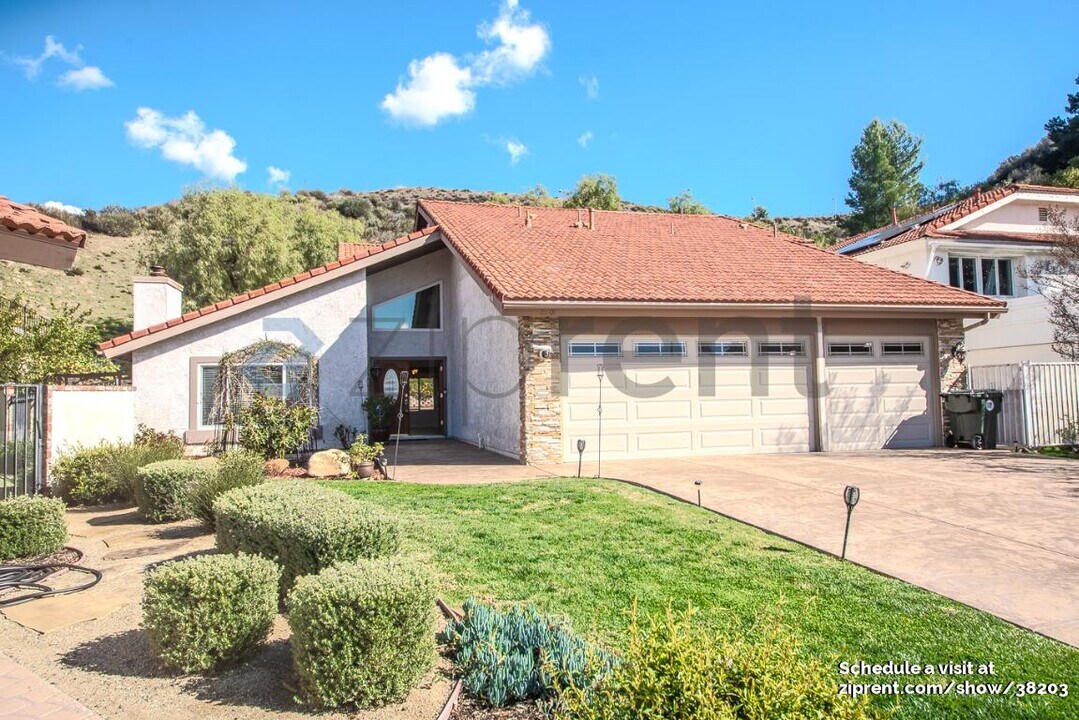 21101 Mill Ridge Dr in Santa Clarita, CA - Building Photo