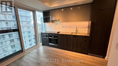 252 Church St in Toronto, ON - Building Photo - Building Photo