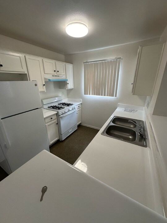 9800 S Broadway in Los Angeles, CA - Building Photo