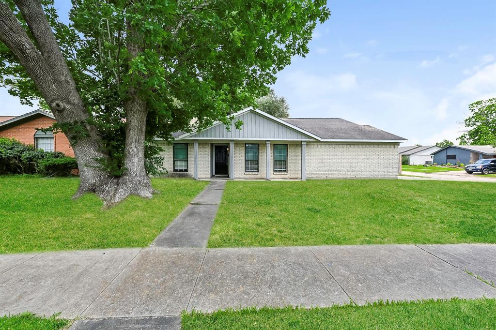 8519 Avington Rd in La Porte, TX - Building Photo