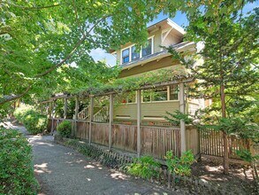 2116 NE 8th Ave in Portland, OR - Building Photo - Building Photo