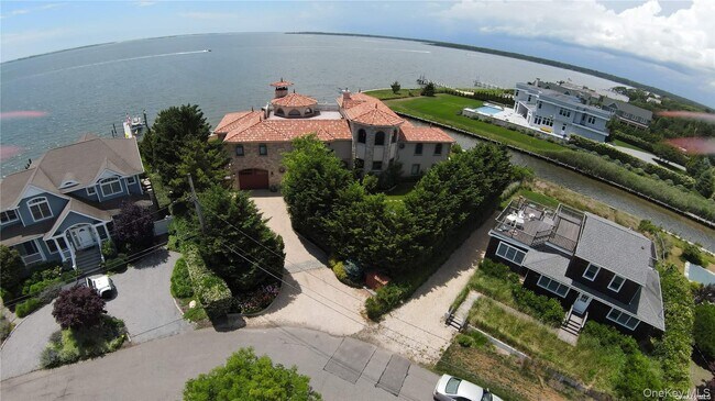 13 Seatuck Ln in Remsenburg, NY - Building Photo - Building Photo