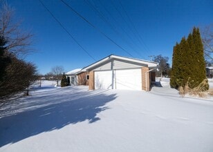 504 Burgess Dr in White Lake, MI - Building Photo - Building Photo