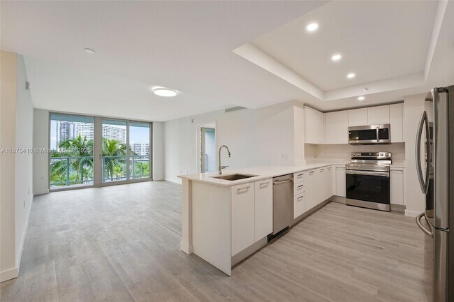 1500 Bay Rd, Unit N-1111 in Miami Beach, FL - Building Photo - Building Photo