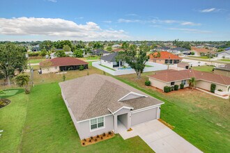 736 SW 5th St in Cape Coral, FL - Foto de edificio - Building Photo