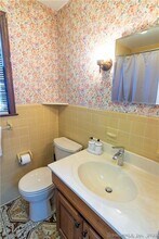 246 Old Stratfield Rd in Fairfield, CT - Building Photo - Building Photo
