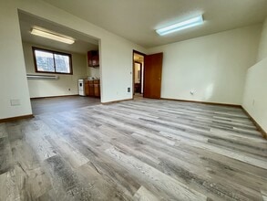 902 W Lincoln Ave #2 in Fergus Falls, MN - Building Photo - Building Photo