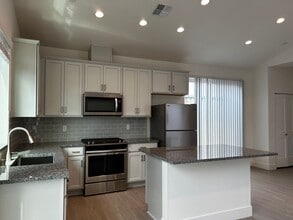 2129 Dennis Ln in Santa Rosa, CA - Building Photo - Building Photo