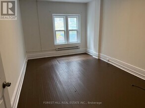 132 Dundas St E in Toronto, ON - Building Photo - Building Photo