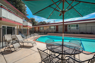 Hidden Garden Apartments in Mountain View, CA - Foto de edificio - Building Photo