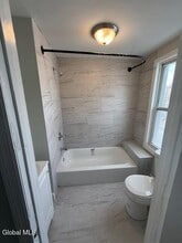 600 Livingston Ave in Albany, NY - Foto de edificio - Building Photo