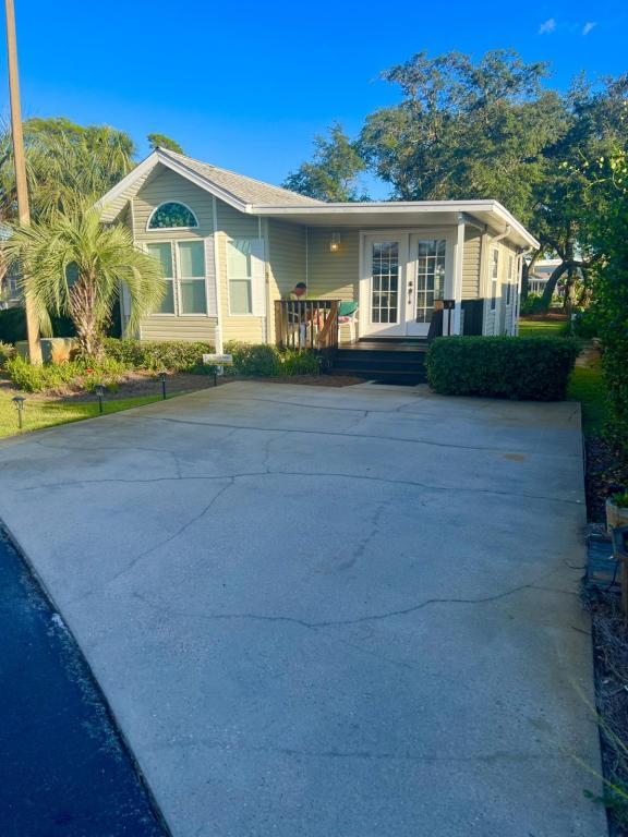 property at 1219 Thomas Dr